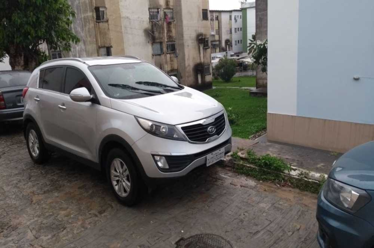 O carro estava estacionado dentro de um condomínio na Avenida Visconde de Maracaju (Foto: SSP/SE)