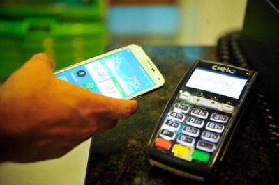 A pesquisa mostra um crescimento das dívidas bancárias, que incluem cartão de crédito, cheque especial, empréstimos, financiamentos e seguros, cuja alta foi de 6,42% (Foto: Marcello Casal Jr./ Arquivo Agência Brasil)