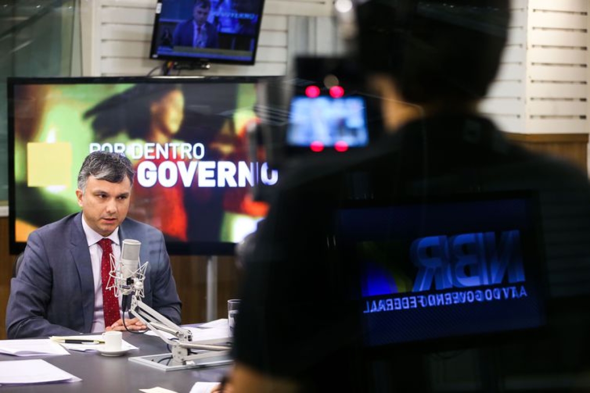 Ministro do Planejamento, Esteves Colnago, no programa Por Dentro do Governo, da TV NBR (Foto: Marcelo Camargo/ Agência Brasil)