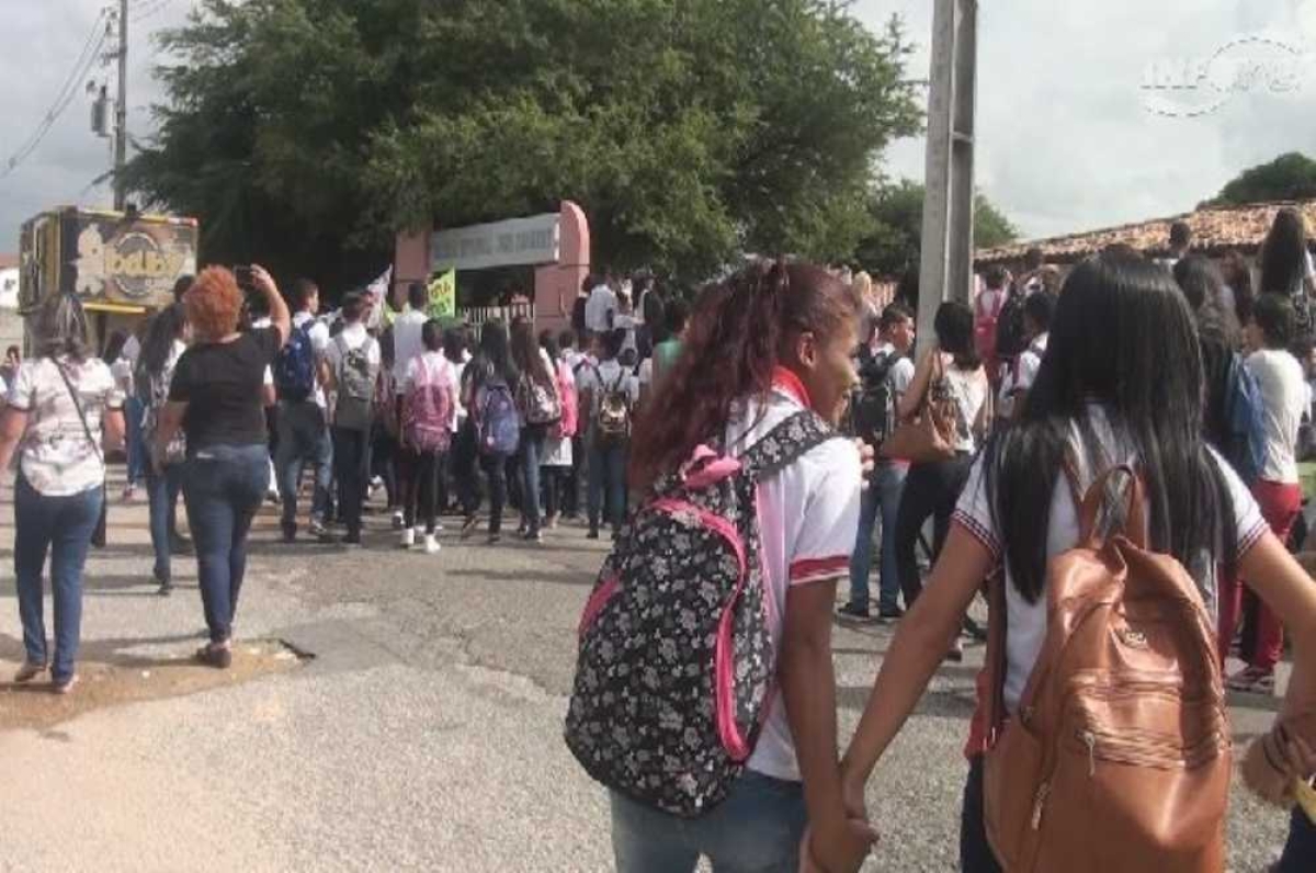 Alunos e professores fizeram caminhada no entorno da escola (Foto: Portal Infonet) 
