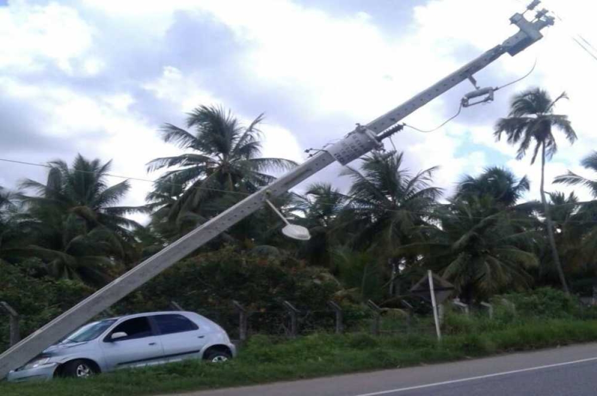 Motorista perdeu a direção e colidiu contra o poste (Foto: BPRv/SE)