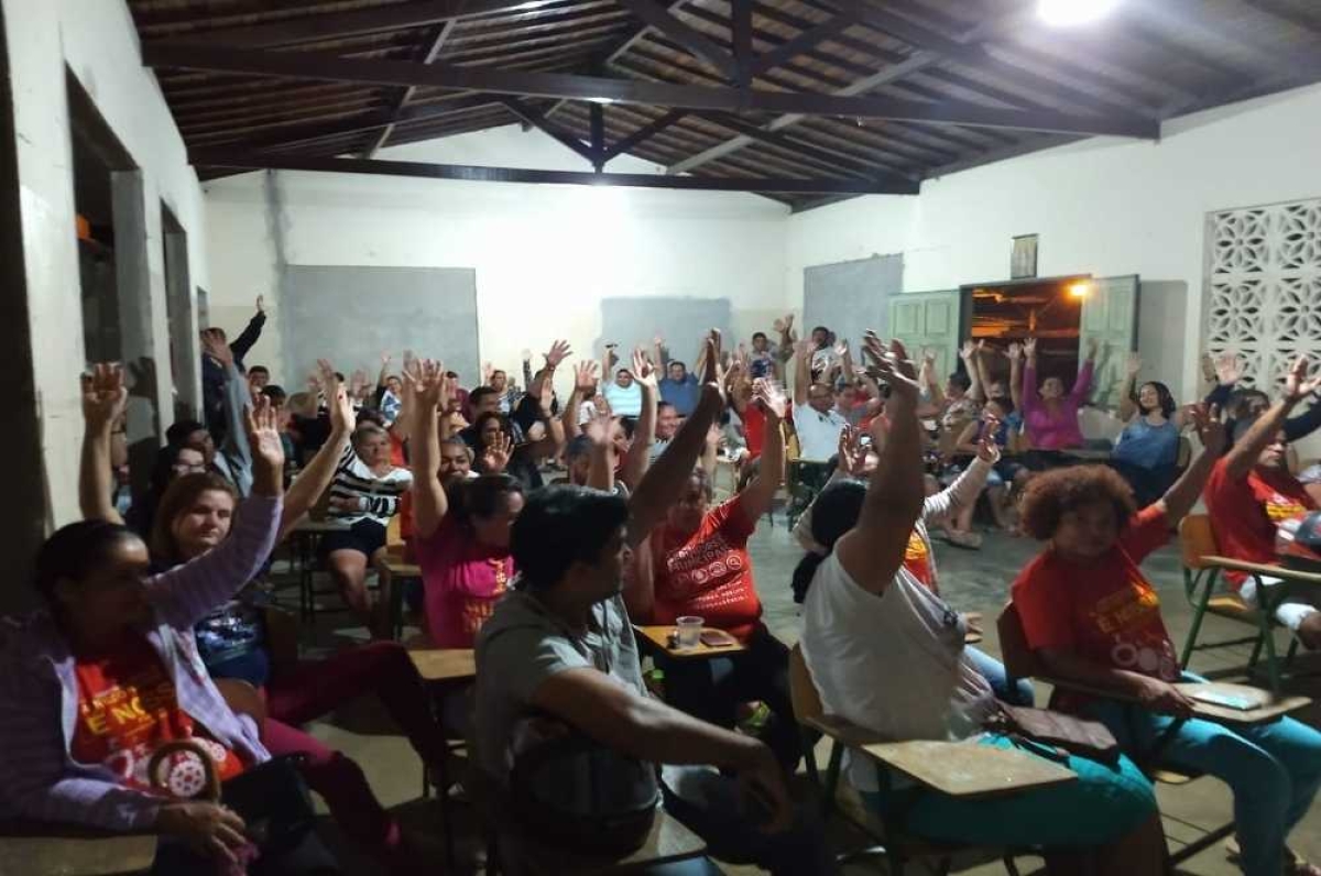 Momento em que servidores aprovaram a greve (Foto: Arquivo Sindserve)