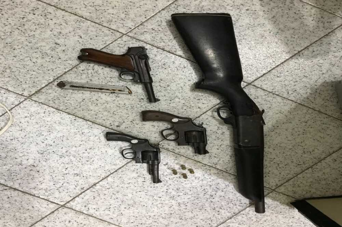 Armas foram apreendidas durante operação (Foto: Polícia Civil de Umbaúba)