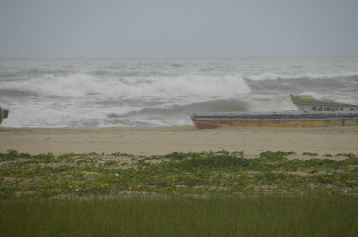 Podem ocorrer ressacas e mar grosso ao longo do litoral  (Foto: Arquivo Portal Infonet)