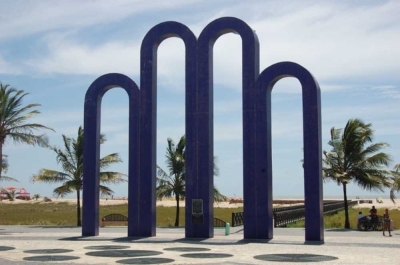 Casal caminhava atrás dos arcos quando foi abordado pelos bandidos (Foto: Arquivo Portal Infonet)