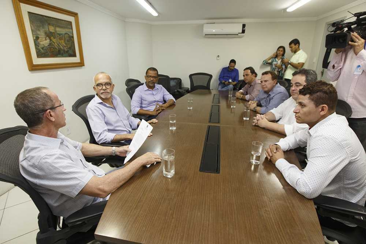 Prefeito de Aracaju entrega à Câmara comunicado de viagem que fará aos EUA (Foto: Marco Vieira/ PMA)