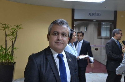 O vereador Elber Batalha, autor da CPI, comemorou a decisão (Foto: Arquivo Portal Infonet)
