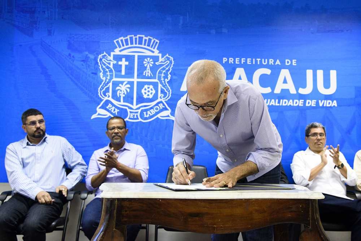 Prefeito de Aracaju assina ordem de serviço para instalação de semáforos inteligentes (Foto: Marco Vieira/ PMA)