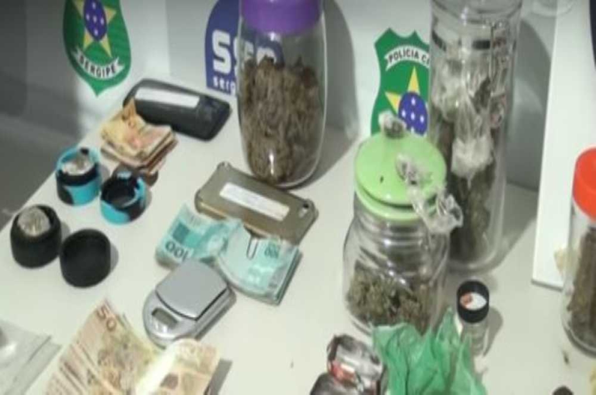 Jovens foram presos acusados de tráfico de drogas sintéticas (Foto: Reprodução/ SSP/SE)