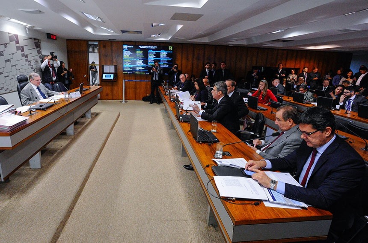 Plenário da Comissão de Assuntos Econômicos na votação do projeto que prevê bônus e aperfeiçoamento para professores (Foto: Edilson Rodrigues/ Agência Senado)