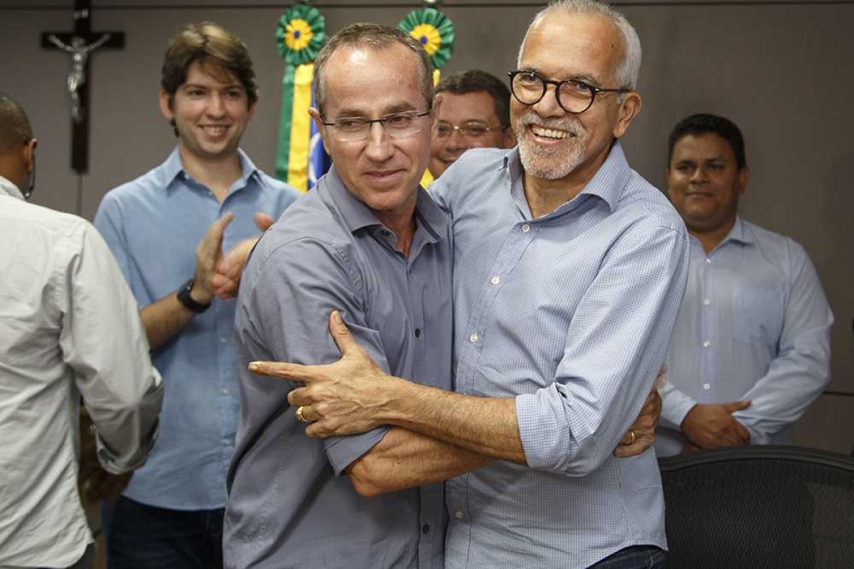 Edvaldo Nogueira transfere interinamente cargo de prefeito de Aracaju para Nitinho (Foto: Marco Vieira/ PMA)