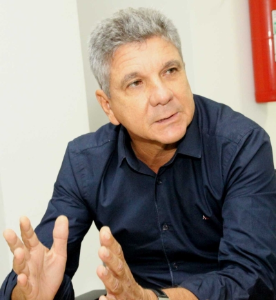 Secretário do Meio Ambiente de Aracaju, Augusto Cesar Viana, explica os procedimentos para solicitação de retirada de árvores em residências (Foto: Lindivaldo Ribeiro/ PMA)