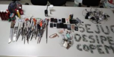 Foram encontradas 1,340 gramas de maconha, 13 facas artesanais, 107 chunchos, 12 celulares, carregadores e chips (Foto: Sejuc/SE)