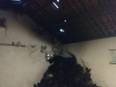 Populares e GMS contiveram incêndio na capela (Foto: GMS)