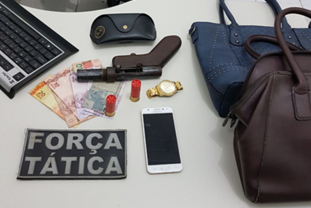 PM prende quarteto suspeito de assaltar ônibus no Bairro Aruana (Foto: Assessoria PM/SE)