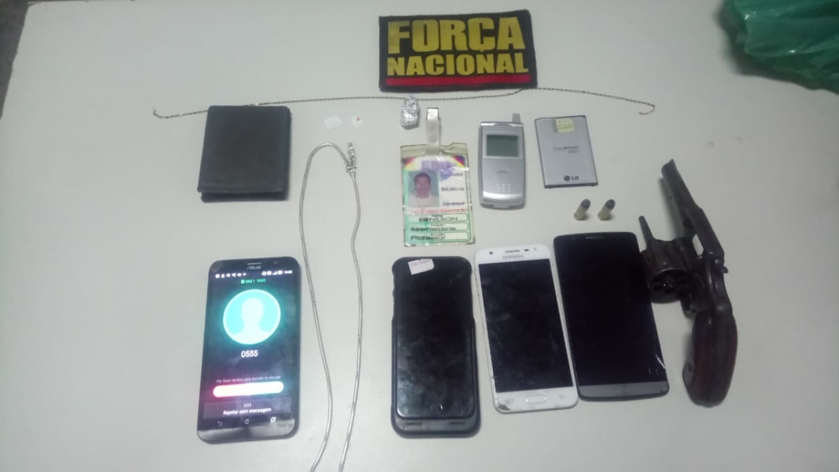 Material apreendido com o casal (Foto: Enviada por colaborador do Portal Infonet)