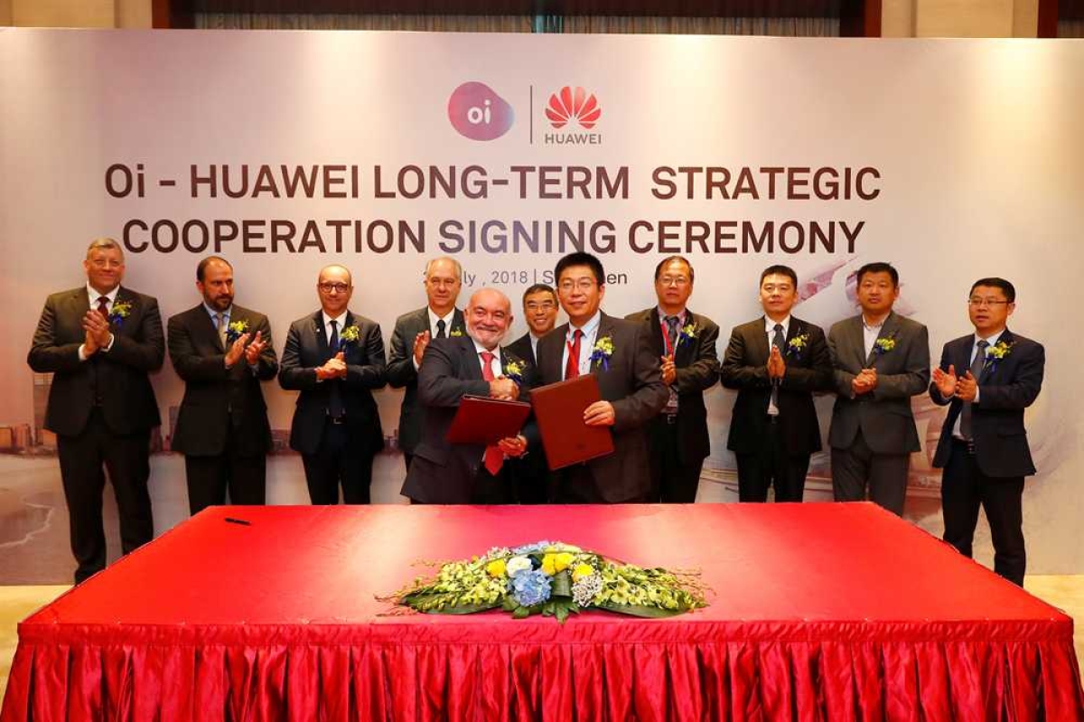 O presidente da Oi, Eurico Teles, e o presidente da Huawei Brasil, Yao Wei, assinam contrato de parceria durante evento na China que contou com a participação do presidente do Conselho da Oi, Jose Mauro da Cunha, do Chairman da Huawei, Dr. Liang Hua, e de executivos das companhias (Foto: Divulgação)