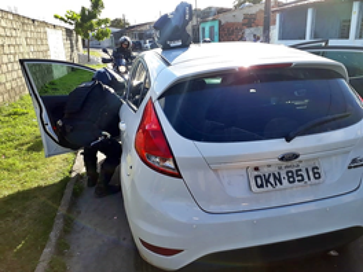 Veículo roubado é recuperado pela PM no Santos Dumont (Foto: Assessoria PM/SE)