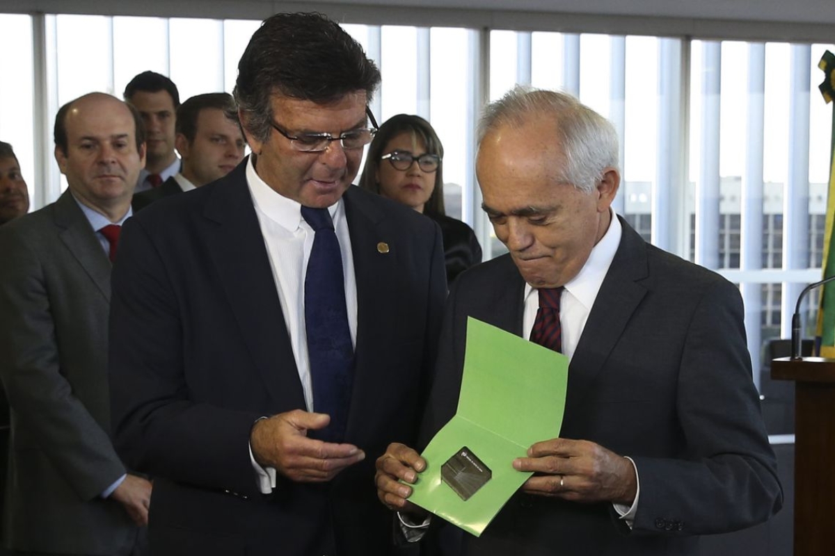 O ministro Raimundo Carreiro entrega ao presidente do TSE, Luiz Fux, a lista de responsáveis com contas julgadas irregulares para fins eleitorais (Foto: Valter Campanato/ Agência Brasil)