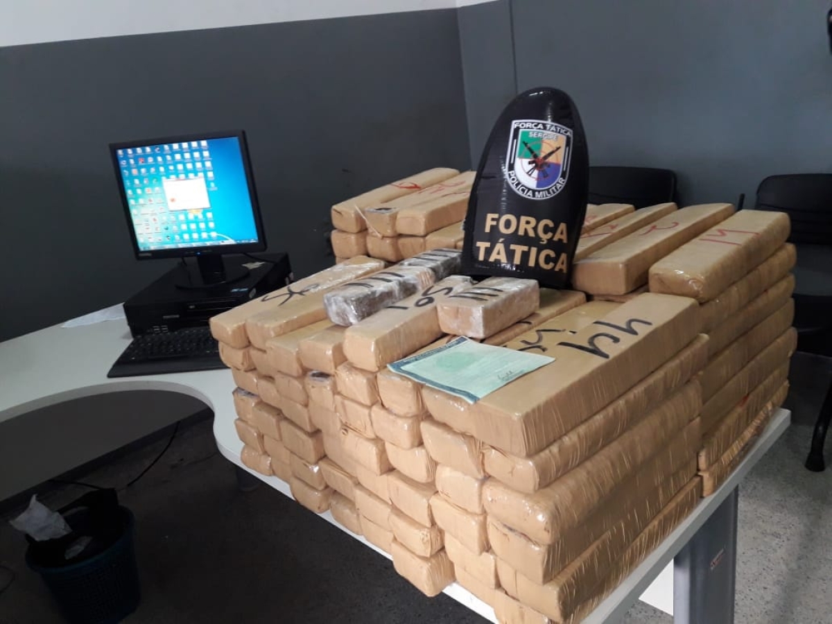 Mais de 100 kg de drogas são apreendidos pela PM em carro abandonado no João Alves (Foto: Assessoria SSP/SE)