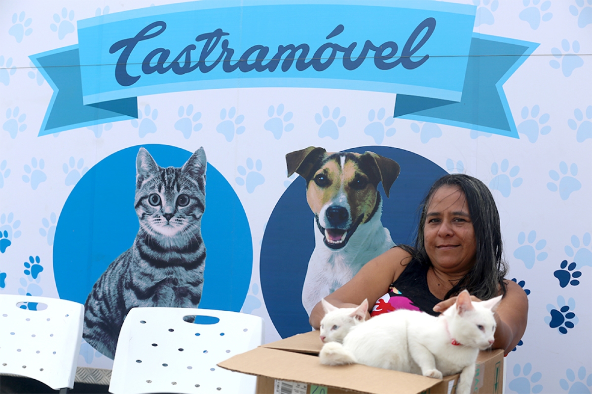 Dona Divânia levou dois animais para o procedimento (Foto: Sergio Silva/ PMA)