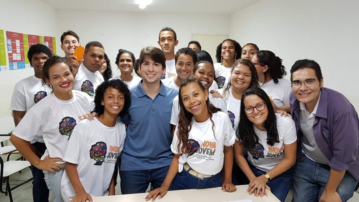 Secretário Jorge Araujo Filho e os alunos da 1ª edição do Inova Jovem (Foto: Sejesp)