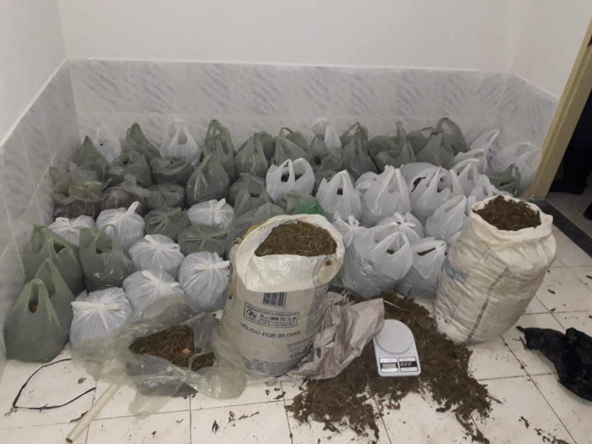 PM prende dois homens com 83 kg de maconha na Barra do Coqueiros (Foto: PM/SE)