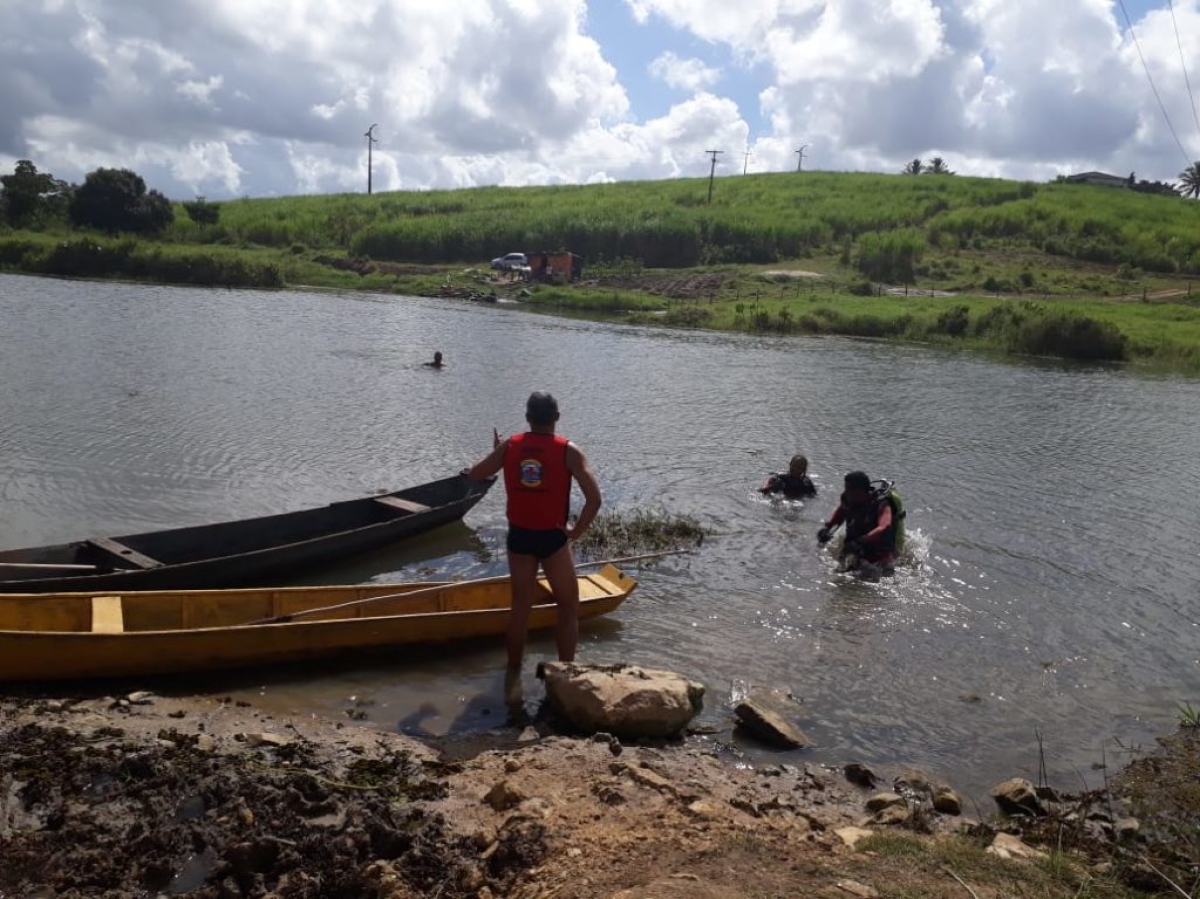 A vítima se afogou após a canoa ter virado (Foto: GBS/CBM/SE)