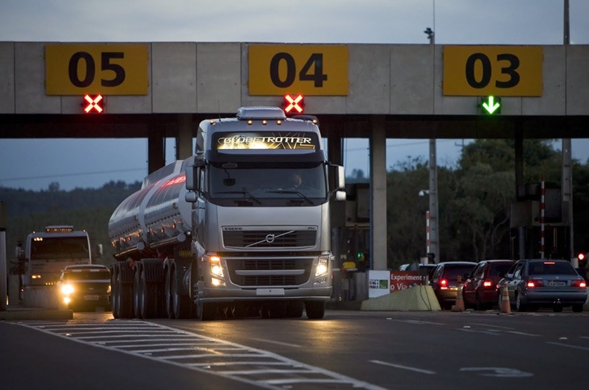 Senado aprova isenção de pedágio para eixo suspenso de caminhões (Foto: Reprodução)