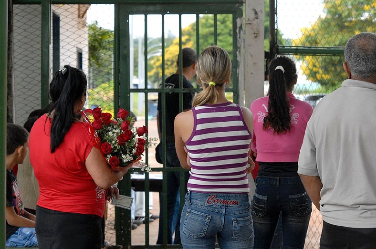 Parentes aguardam saída de presas no portão principal do Presídio Feminino de Brasília, conhecido como Colméia (Foto: Antônio Cruz/ Arquivo Agência Brasil)