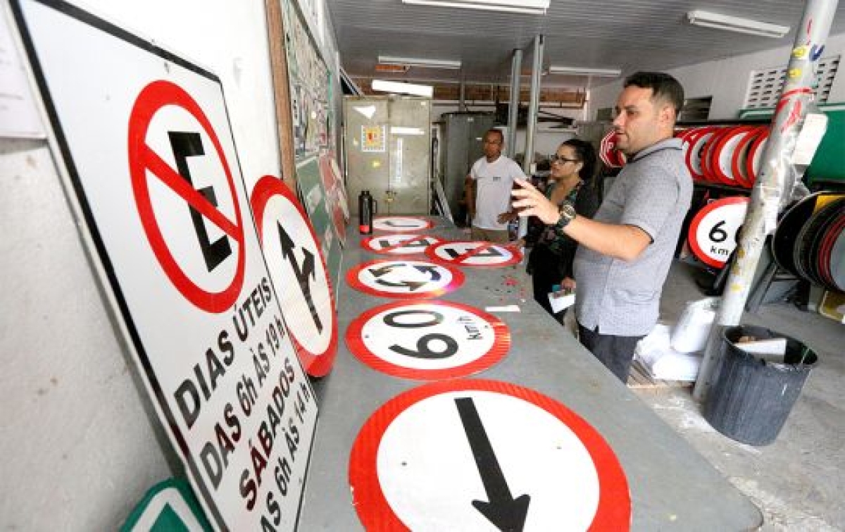Fábrica de placas da SMTT reduz custos e agiliza serviços de sinalização (Foto: SMTT/Aracaju)
