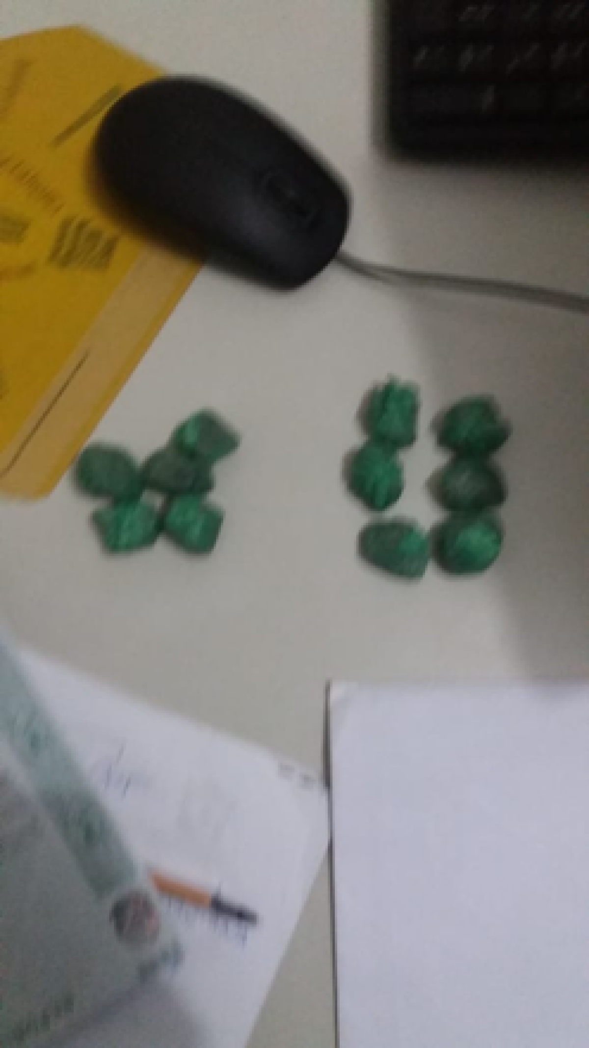 PM apreende adolescente com 11 trouxas de maconha dentro de ônibus escolar (Foto: PM/SE)