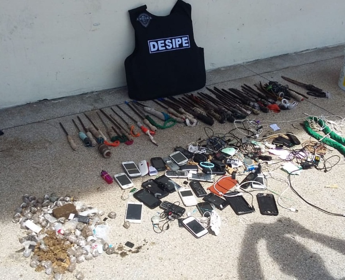 Agentes prisionais fazem revista e encontram diversos objetos ilícitos no Copemcan (Foto: Sindpen/SE)
