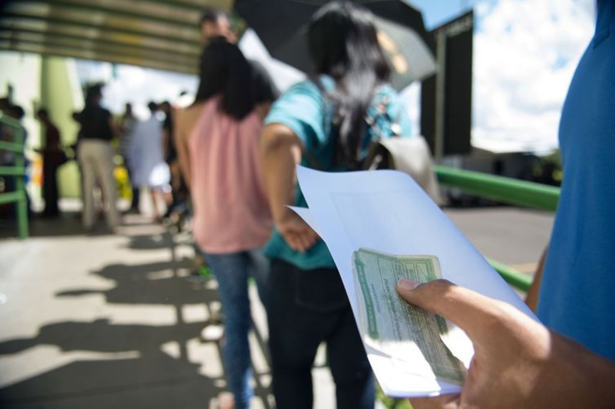 Fila de eleitores em frente ao TRE (Foto: Marcelo Camargo/ Arquivo Agência Brasil)