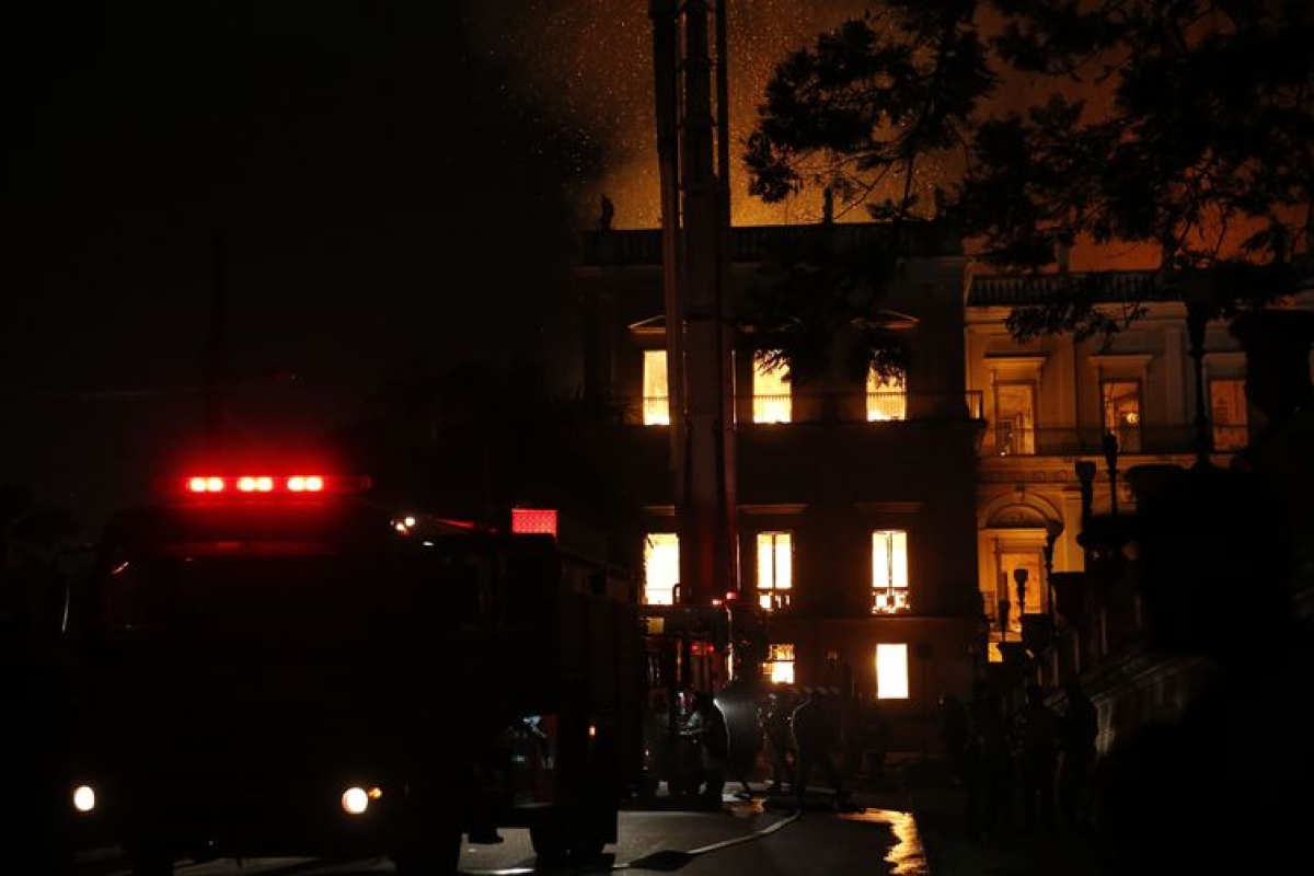Chamas destroem Museu Nacional na Quinta da Boa Vista, em São Cristóvão (Foto: Tânia Rego/ Agência Brasil)