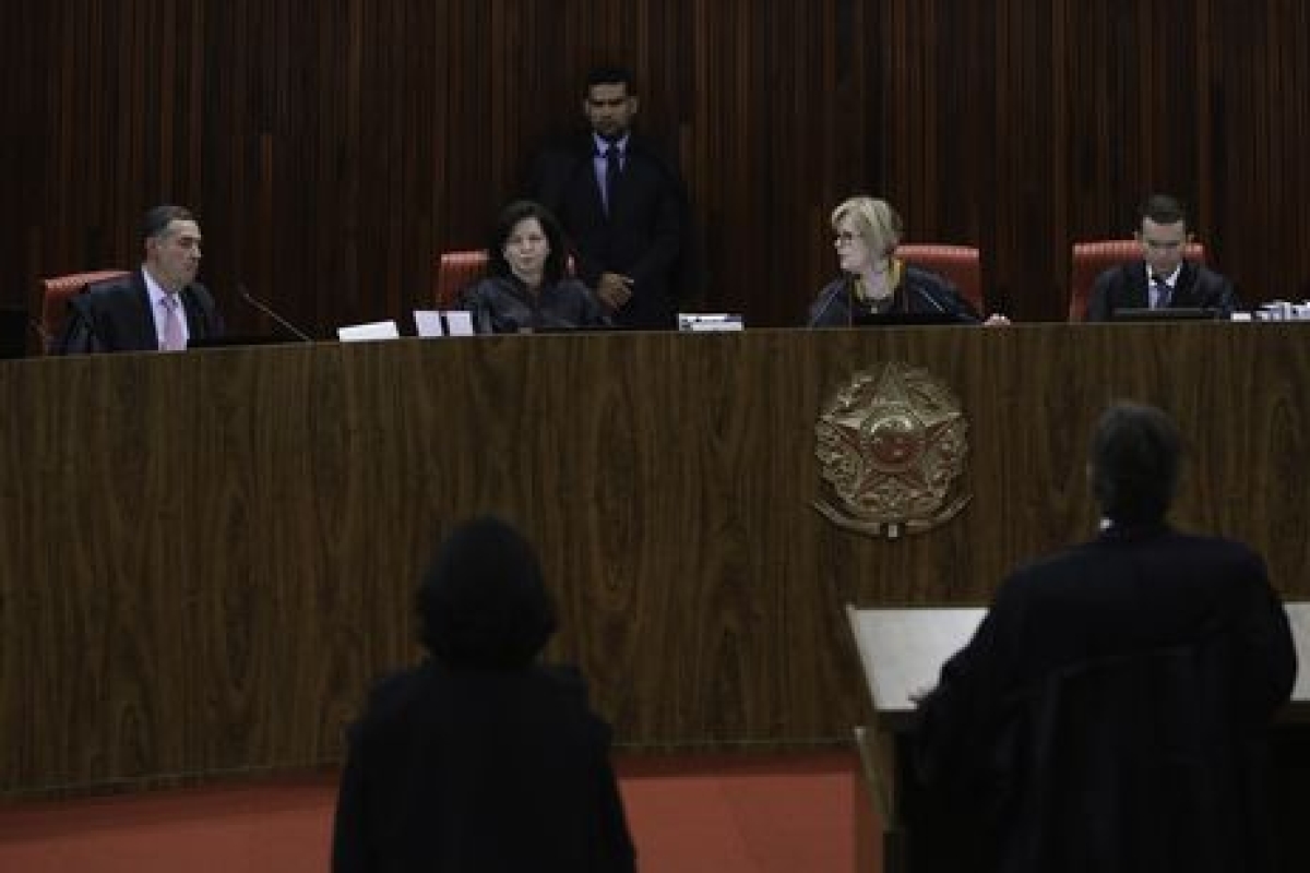 O ministro Luís Roberto Barroso fala na sessão do TSE que negou pedido de registro de candidatura do ex-presidente Lula (Foto: Fabio Rodrigues Pozzebom/ Agência Brasil)