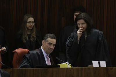O ministro Roberto Barroso e a Procuradora-Geral da República, Raquel Dodge, durante julgamento de candidatura de Lula (Foto: Fabio Rodrigues Pozzebom/ Agência Brasil)