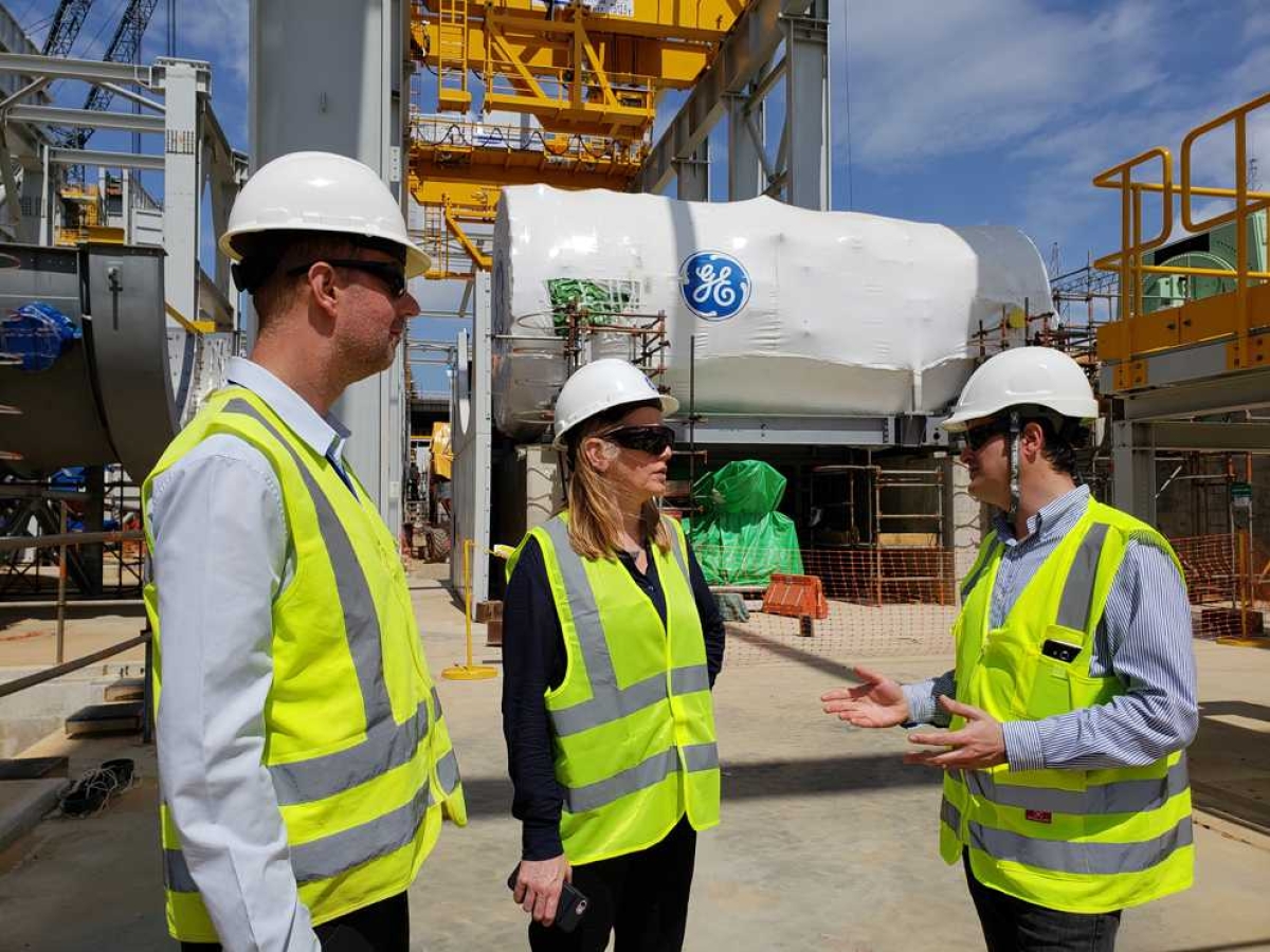 Presidente da GE do Brasil vistoria obra da termoelétrica (Foto: Assessoria GE/ Agência Unicom)