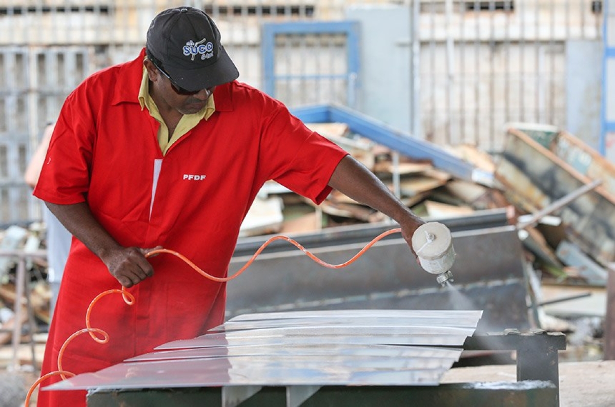 Preso trabalha no Gama (DF): projeto do Senado busca poupar verba pública e combater ociosidade nos presídios (Foto: Lula Marques/ SECOPA)