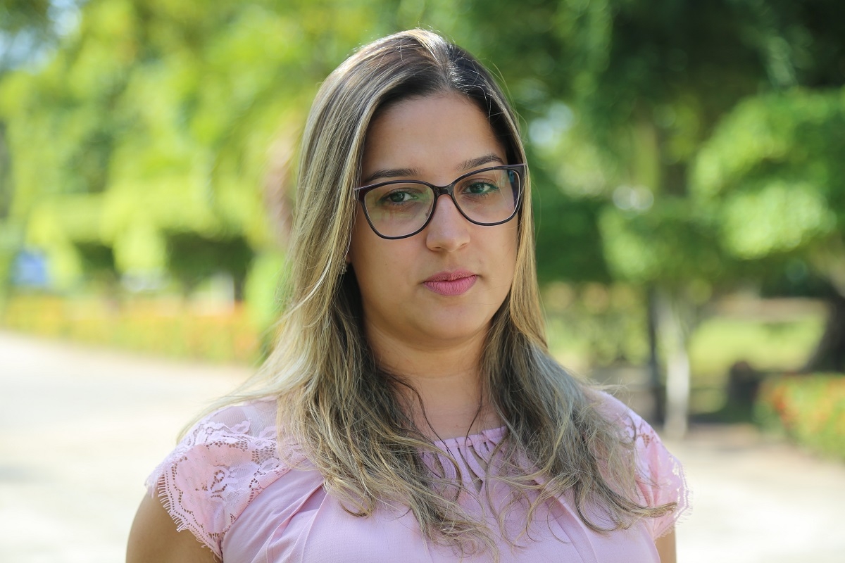 "Os relatórios apresentados sobre os crimes contra a população LGBTs trauzem, dentre outros aspectos, um défcit de habilidades sociais que implicam um alto nível de preconceito e discriminação contra a diversidade sexual e de gênero", afirma Kelyane Oliveira (Foto: Jéssica Vieira/ UFS)
