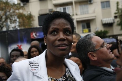 A advogada Valéria Lúcia dos Santos em ato de apoio (Foto: Fernando Frazão/ Arquivo Agência Brasil)