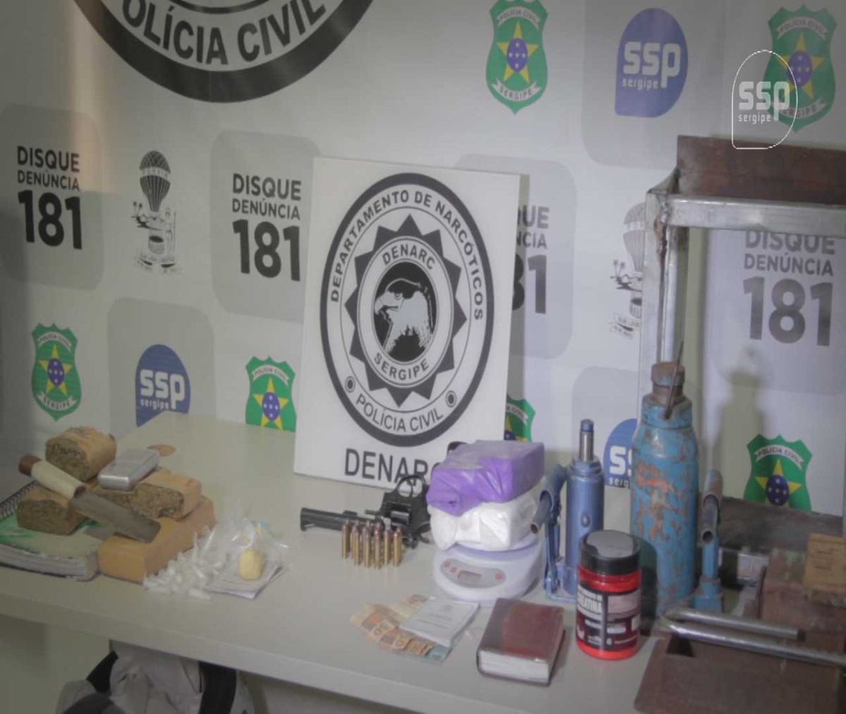 Denarc prende ex-presidiário em flagrante por tráfico de drogas no bairro Santos Dumont (Foto: Assessoria SSP/SE)