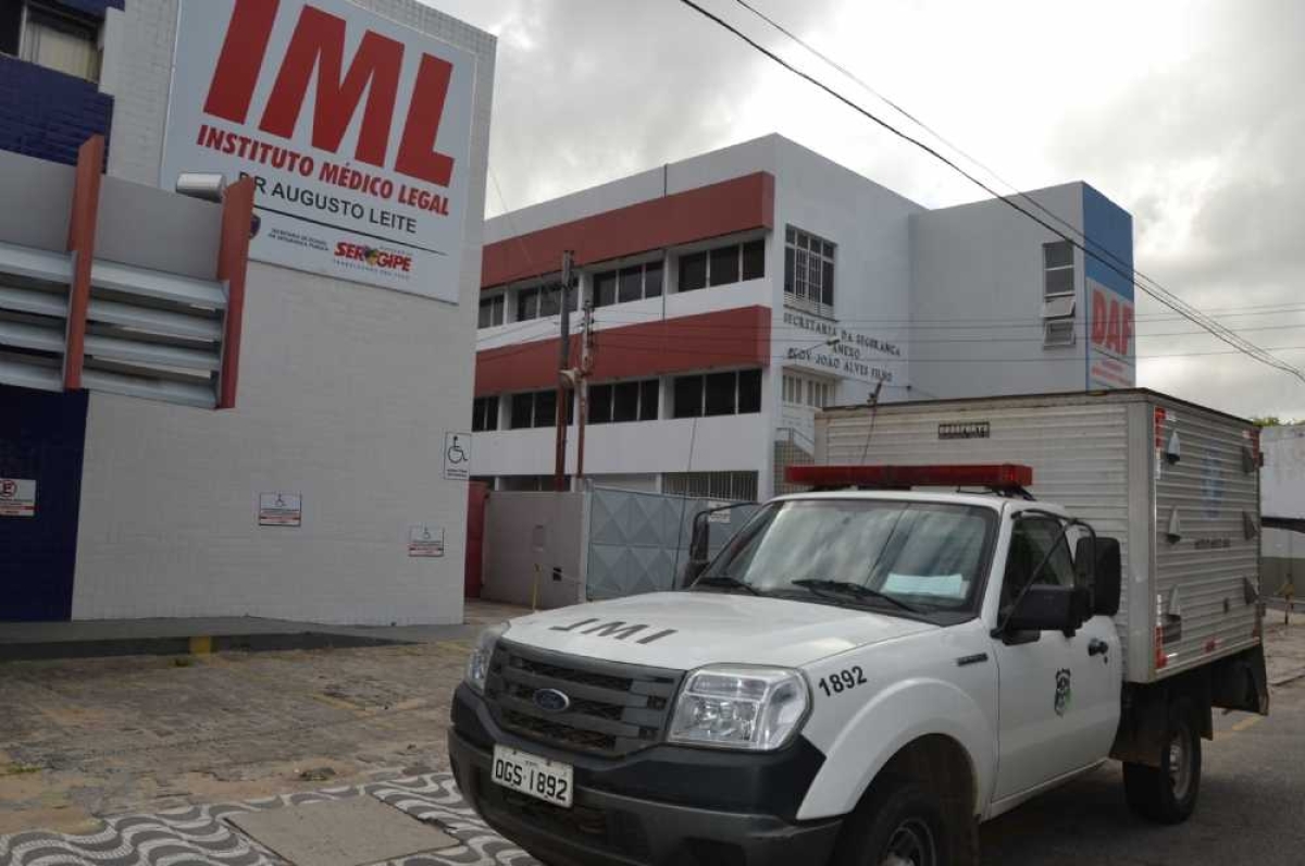 IML remove o corpo dentro da casa da família (Foto: Arquivo Portal Infonet)