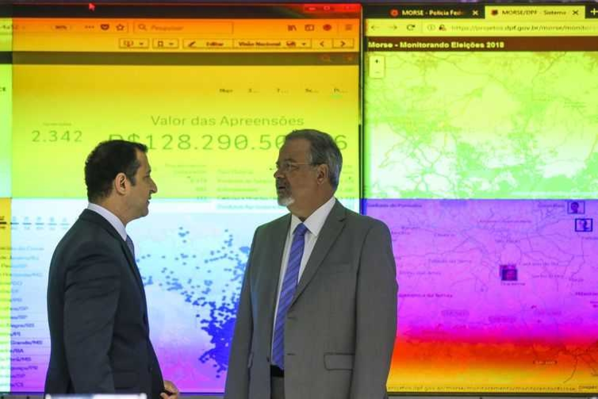 O ministro da Segurança Pública, Raul Jungmann, e o diretor da Polícia Federal, Rogério Galoro, na abertura do Centro Integrado de Comando e Controle das Eleições Gerais de 2018 (Foto: José Cruz/Agência Brasil)