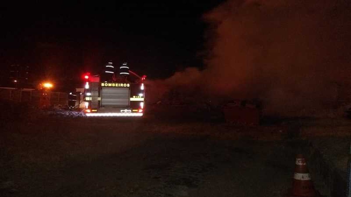 Bombeiros atenderam a ocorrência (Foto: Reprodução/ Grupo Sergipe Notícias)