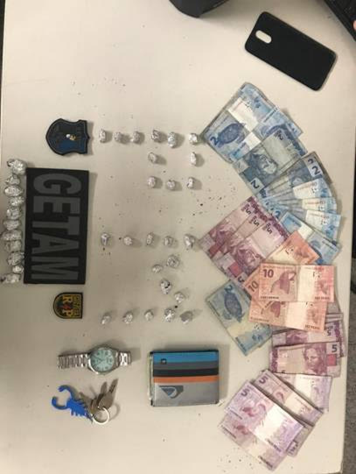 PM prende suspeito de tráfico de drogas no Bairro 18 do Forte (Foto: Assessoria PM/SE)