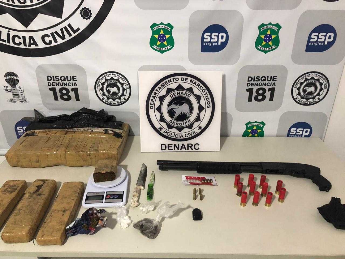 Drogas e armas estavam na casa e nenhum suspeito foi localizado (Foto: SSP/SE)