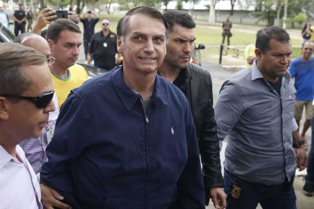 O candidato à Presidência, Jair Bolsonaro (PSL) chega à seção eleitoral, na Vila Militar (Foto: Tânia Rêgo/ Agência Brasil)