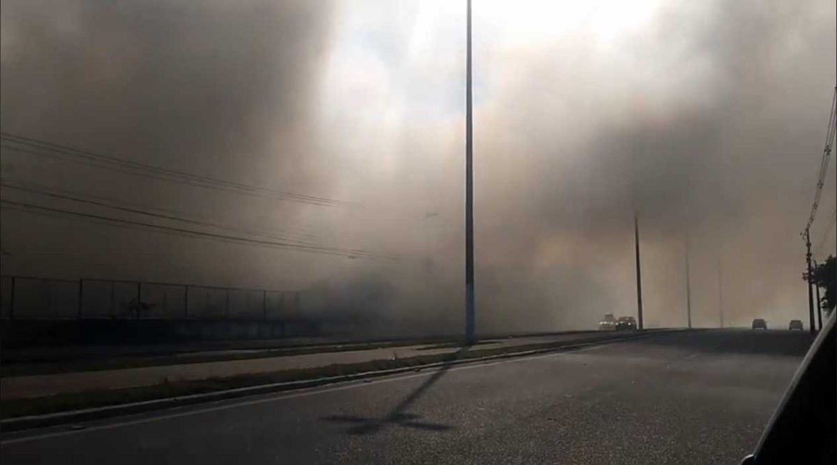 Corpo de bombeiros já se dirigiu ao local (Foto: Reprodução do vídeo de Fábio Ferreira/ Facebook/ Aracaju Agora Notícias)