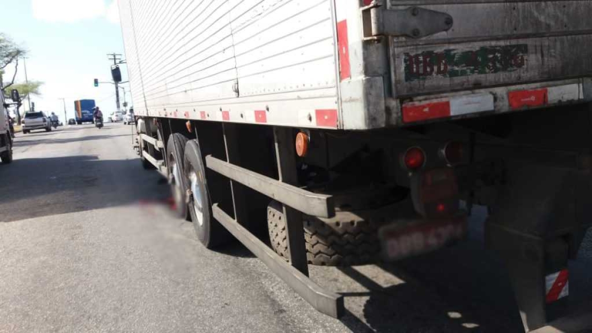 Idosa morre atropelada por caminhão na avenida Tancredo Neves (Foto: SMTT/Aracaju)